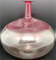 Designer-Flaschenvase "Bollo" 1997 Von Venini Murano. Oben Rot, Unten Klar. Am Boden Signiert. Nach Dem Design Von Tapio - Verre & Cristal