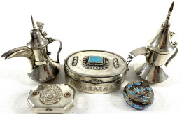 5 Teile: 2 Miniatur-Teekännchen, Silber 925/1000 (zusammen 110 G), Thailändische Pillendose 925/1000 (48,52 G), Chinesis - Plata