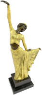 Bronzeskulptur Einer Tänzerin Mit Vergoldeter Kleidung. Auf Marmorsockel. Gesamthöhe 43 Cm. Nach Vorlage Der Skulptur Vo - Other & Unclassified