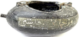 Islamische Zinkguss-Terrine Mit Beiderseits Arab. Inschrift. Mit 5 (von Ursprünglich 6) Blauen Steinen. 26 X 12 X 11 Cm - Autres & Non Classés