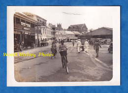 Photo Ancienne Snapshot - HAMILTON , Bermuda - Jeune Fille à Vélo - Marin Américain - Shop Raleigh Bicycles - Automobile - Amérique