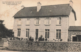 St Thélo * RARE CPA ! * L'école Communale * Groupe Scolaire Village école écoliers Enfants - Autres & Non Classés