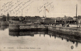 N°115983 -cpa Calais -les écluses Et Pont Vétillard- Le Phare- - Lighthouses