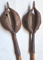 GRELOT - AFRIQUE - IDIOPHONE - ETHNOLOGIE - LOT DE 2 - FER FORGE Et BOIS - DANSE - RITUEL - ARTISANAT - Bells