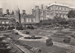 CARTOLINA  LONDON,INGHILTERRA,REGNO UNITO-HAMPTON COURT PALACE-THE PALACE FROM THE POND GARDEN-NON VIAGGIATA - Hampton Court