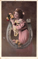 FANTAISIE - Femme - Bonne Année - Chance - Femme Avec Un Bouquet - Colorisé - Carte Postale Ancienne - Women