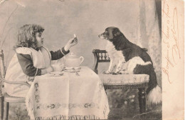 ENFANT - Une Petite Fille à Table Partageant Son Petit Déjeuner - Carte Postale Ancienne - Sonstige & Ohne Zuordnung