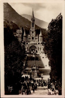 LOURDES    ( HAUTES PYRENEES )      LA BASILIQUE ET L ' ESPLANADE - Lieux Saints