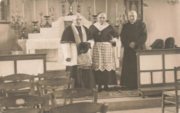 CARTE PHOTO - A L'intérieur D'un église - Ancien Curé De Saint Pierre (dernier à Droite) - Carte Postale Ancienne - Fotografie