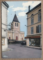 Delcampe - CPSM 17 - MONTENDRE Les PINS - L'Eglise - TB PLAN CENTRE VILLAGE PLACE AUTOMOBILE 203 MAGASIN HORLOGERIE - Montendre