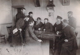 PHOTOGRAPHIE - Hiermont - Recreation Des Freres Coadjuteurs - Partie D'echec - Jeu Entre Pretres - 15x10.5cm - - Anonymous Persons