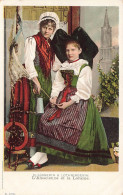 FOLKLORES - Costumes - L'Alsacienne Et La Loraine - Colorisé - Carte Postale Ancienne - Costumes