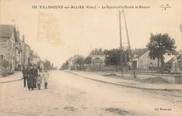 Villeneuve Sur Allier * Le Square Et Le Route De Nevers * Villageois - Altri & Non Classificati