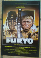 Plaquette Publicitaire Originale FILM FURYO 1983 CINEMA DAVID BOWIE 2 VOLETS Photos SYNOPSIS LANDI GUERRE 39 45 - Publicité Cinématographique