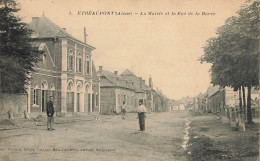 étréaupont * Rue De La Barre Et La Mairie * Villageois - Autres & Non Classés