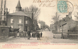 Hautmont * 1904 * La Rue Gambetta Et Le Passage à Niveau * La Pharmacie * Enfants Villageois * Ligne Chemin De Fer Nord - Autres & Non Classés