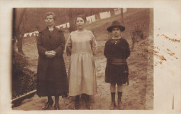 CARTE PHOTO - Une Famille De Paysans étendant Leur Linge - Campagne - Forêt - Carte Postale Ancienne - Photographie