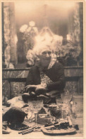 CARTE PHOTO - Femme âgée Lors D'un Dîné - Coupe De Fruits - Verres En Crystal - Nourriture - Carte Postale Ancienne - Photographie