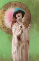 FANTAISIE - Femme Avec Une Ombrelle - Robe Blanche - Chapeau Bleu - Colorisé - Carte Postale Ancienne - Mujeres