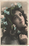 FANTAISIE - Femme - Maud Amy - Couronne De Fleurs Dans Les Cheveux - Colorisé- Carte Postale Ancienne - Femmes