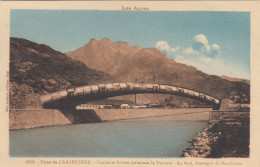 05 - USINE DE L'ARGENTIERE - CONDITE FORCEES TRAVERSANT LA DURANCE - AU FOND MONTAGNES DE MONTBRISON VOIR 2 SCANS - L'Argentiere La Besse