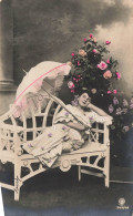 FANTAISIE - Femme - Femme Avec Une Ombrelle Allongée Sur Un Banc - Roses - Carte Postale Ancienne - Femmes