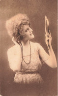 FANTAISIE - Femme - Une Femme Se Regardant Dans Le Miroir - Coquette - Carte Postale Ancienne - Mujeres