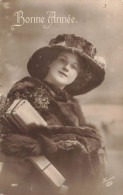 FANTAISIE - Femme - Bonne Année - Femme Avec Un Manteau De Fourrure Noir - Chapeau Noir - Carte Postale Ancienne - Frauen