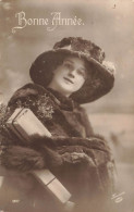 FANTAISIE - Femme - Bonne Année - Femme Avec Un Manteau De Fourrure Noir - Chapeau Noir - Carte Postale Ancienne - Women