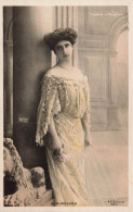 FANTAISIE - Femme - Beauregard - Femme Adossée à Une Colonne - Robe Jaune - Carte Postale Ancienne - Frauen