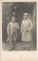 MILITARIA - Uniformes - Deux Militaires En Uniforme -  Carte Postale Ancienne - Uniforms