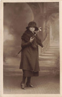 MODE - Une Femme élégante Vêtue Tout En Noir Tenant Un Parapluie - Carte Postale Ancienne - Mode
