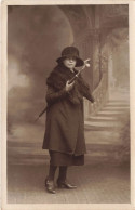 MODE - Une Femme élégante Vêtue Tout En Noir Tenant Un Parapluie - Carte Postale Ancienne - Moda