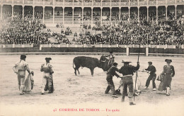 ETHNIQUES ET CULTURES - Europe - Corrida De Toros - Un Quite - Carte Postale Ancienne - Europe