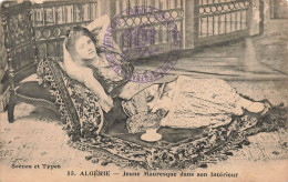 ALGERIE - Jeune Mauresque Dans Son Intérieur - Carte Postale Ancienne - Donne