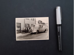 Kleinbus „Heinrich Berlin“, Beim Beladen Für Skiausflug, SW-Fotografie  7 X 10 Cm - Auto's