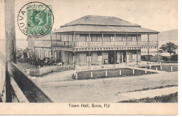 FIJI . Town Hall, Suva.  Carte Impeccable , Timbrée  Oblitérée 1914 , Vierge Au Dos. - Fidji