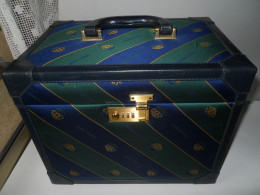 Ensemble De Voyage Vanity Case Et Housse Vêtements Au Sigle Société Des Bains De Mer De Monaco - Autres & Non Classés