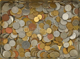 Vegyes, Magyar és Külföldi érmetétel Mintegy ~1kg Súlyban, Fém Dobozban T:vegyes Mixed, Hungarian And Foreign Coin Lot I - Sin Clasificación