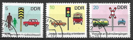 RDA   /   DDR.  -   SECURITE  ROUTIERE   /  PANNEAUX  /  VOITURES  -   Oblitérés - Ongevallen & Veiligheid Op De Weg