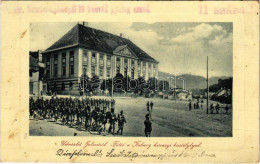 T2/T3 1910 Jolsva, Jelsava; Fő Tér, Koburg Hercegi Kastély, Katonák. W.L. Bp. 2585. / Main Square, Castle, Marching Sold - Non Classificati