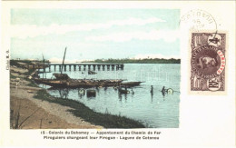 * T1 Cotonou, Appontement Du Chemin De Fer, Piroguiers Chargeant Leur Pirogue, Lagune / Lagoon, Barrels Transport On Pir - Zonder Classificatie