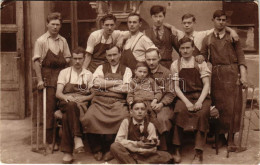 * T2/T3 1928 Asztalosok Csoportképe A Műhely Előtt / Carpenters In Front Of The Workshop. Photo (EK) - Zonder Classificatie