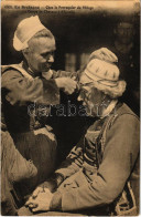 * T2 En Bretagne, Chez Le Perruquier Du Village, La Coupe De Cheveux A L'Écuelle / Brittany, French Hairdresser, Folklor - Sin Clasificación