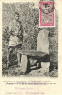 T2 Ambositra, Tanala Priant Devant Une Pierre Sacrée / Madagascarian Folklore, Praying Tanala In Front Of A Sacred Stone - Sin Clasificación