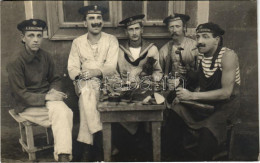 ** T2/T3 Pola, Pula; K.u.K. Kriegsmarine Matrosen / WWI Austro-Hungarian Navy, Four Sailors Sit Around The Shoemaker's W - Non Classificati
