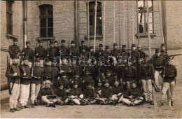 * T2 Osztrák-magyar Katonák Csoportképe Fegyverekkel / K.u.k. Militär Soldaten / Austro-Hungarian Military Group Photo,  - Unclassified