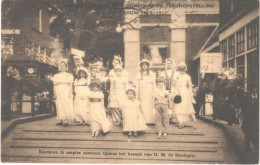 T2 1913 Bezoek Van H. M. De Koningin Op De Tentoonstelling "De Vrouw 1813-1913". Kinderen In Empire Costuum Tijdens Het  - Unclassified