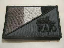 ECUSSON P.N LE RAID OPEX SCRATCH AU DOS 85MM X 50MM ETAT EXCELLENT - Polizia