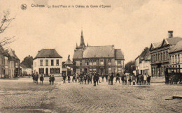 CHIEVRES La Grand"place Et Le  Chateau Du Comte  Egmont  Super Animée N"a Pas Circulé - Chievres